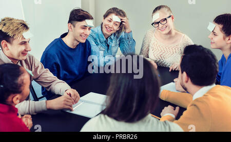 Les autres étudiants jouant guess-jeu qui au cours de la journée scolaire Banque D'Images