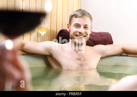 Bain dans une baignoire avec eau thermale. Femmes pendant la détente au spa Banque D'Images