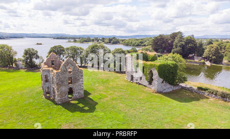 Une vue aérienne d'Annaghkeen château, situé près de Lough Corrib dans le comté de Galway en Irlande. Banque D'Images