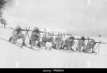 Une patrouille allemande chaussure 'snow.' Les combats de montagne dans lequel les Allemands sont engagés, il devient nécessaire de faire appel à tous les Allemands qui sont utilisés pour des raquettes. Cette photo montre une patrouille habillés en blanc pour rendre invisible contre le fond blanc dans les Vosges Banque D'Images