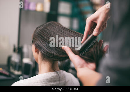 Young woman getting nouvelle coiffure coiffure professionnel au saloon. Banque D'Images