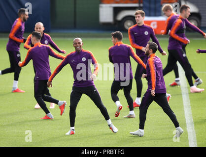 Manchester City's Fernandinho (à gauche) et Bernardo Silva au cours d'une séance de formation à l'Académie de football de la ville, Manchester. Banque D'Images