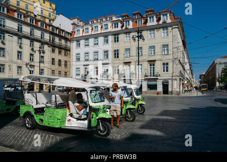 Lisbonne, Portugal - 28 septembre 2018 : Taxi Tuk Tuk dans les rues de Lisbonne. Le Portugal. Tuk-tuk à Lisbonne est l'un des principaux moyens de transport Banque D'Images