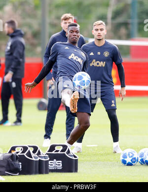 Paul Pogba Manchester United (au centre) lors d'une séance de formation à l'AON complexe de formation, Carrington. Banque D'Images