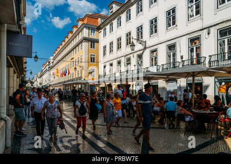 Lisbonne, Portugal - 28 septembre 2018 : les touristes appréciant les boutiques et restaurants trouvés dans le centre de Lisbonne Rua Augusta, la rue piétonne Banque D'Images