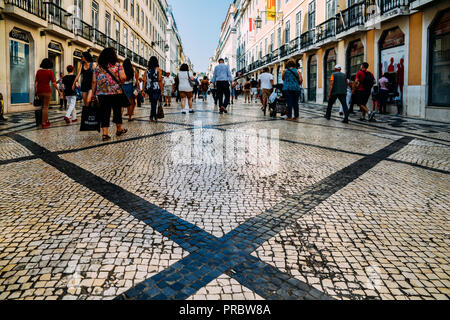 Lisbonne, Portugal - 28 septembre 2018 : les touristes appréciant les boutiques et restaurants trouvés dans le centre de Lisbonne Rua Augusta, la rue piétonne Banque D'Images