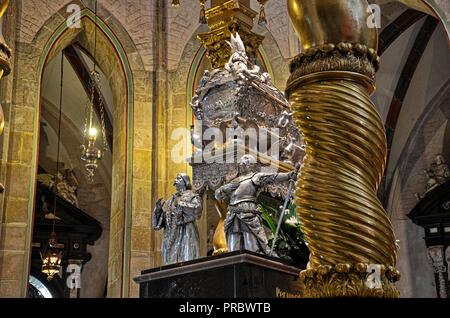 Voir l'intérieur de la cathédrale, de l'argent Coffin, sarcophage de saint Adalbert à Gniezno, Pologne Banque D'Images