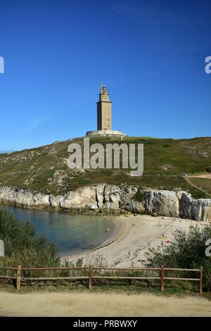 Torre de Hercules. Phare romain encore en service. Plage et parc public, jour ensoleillé. A Corogne, Galice, Espagne. Banque D'Images