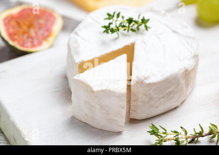 Brie ou camembert libre. Selective focus Banque D'Images