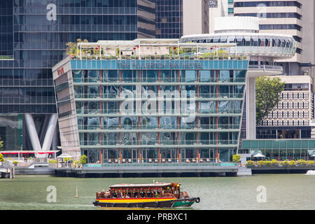 Le Fullerton Hotel Bay en face du plan d'eau. Singapour Banque D'Images