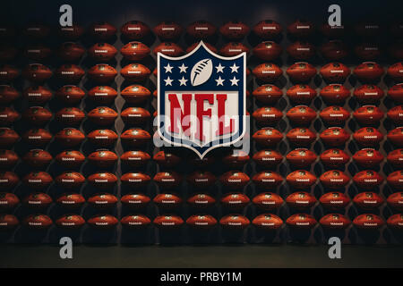 NEW YORK, USA - Le 28 mai 2018 : Des rangées de billes en football américain NFL Expérience dans Times Square, New York, une première en son genre, l'attraction, l'action en direct Banque D'Images