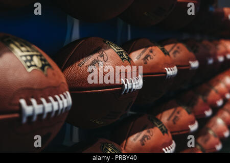 NEW YORK, USA - Le 28 mai 2018 : Des rangées de billes en football américain NFL Expérience dans Times Square, New York, une première en son genre, l'attraction, l'action en direct Banque D'Images