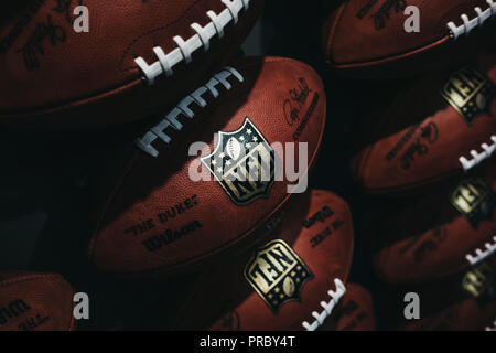 NEW YORK, USA - Le 28 mai 2018 : Des rangées de billes en football américain NFL Expérience dans Times Square, New York, une première en son genre, l'attraction, l'action en direct Banque D'Images
