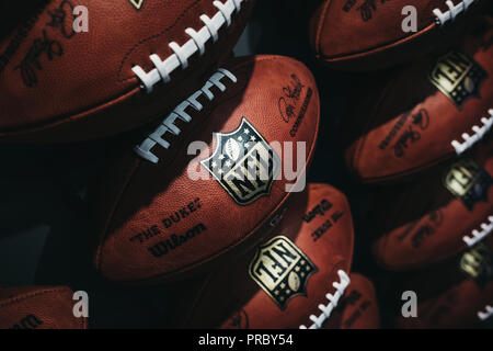 NEW YORK, USA - Le 28 mai 2018 : Des rangées de billes en football américain NFL Expérience dans Times Square, New York, une première en son genre, l'attraction, l'action en direct Banque D'Images