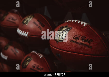NEW YORK, USA - Le 28 mai 2018 : Des rangées de billes en football américain NFL Expérience dans Times Square, New York, une première en son genre, l'attraction, l'action en direct Banque D'Images