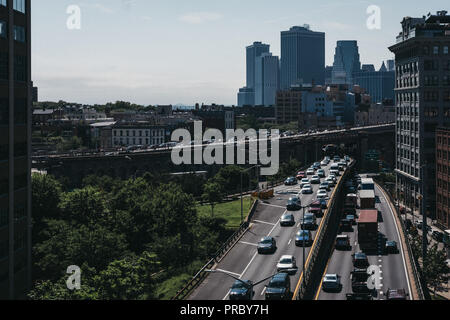 New York, USA - 30 mai 2018 : Le trafic sur street à Brooklyn, New York, USA. New York est la troisième ville congestionnée de trafic dans le monde. Banque D'Images