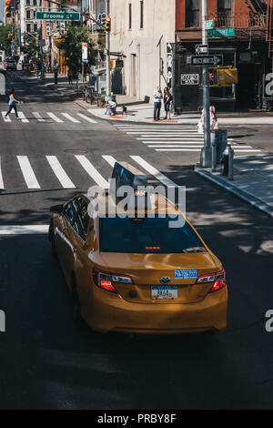 New York, USA - Le 28 mai 2018 : taxi jaune dans la rue à New York. Les taxis jaunes sont reconnus dans le monde entier comme les icônes de la ville. Banque D'Images