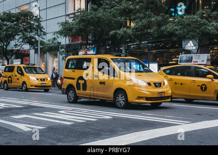 New York, USA - Le 28 mai 2018 : taxi jaune dans la rue à New York. Les taxis jaunes sont reconnus dans le monde entier comme les icônes de la ville. Banque D'Images