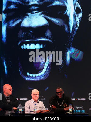 Deontay Wilder (droite) et promoteur Lou DiBella (à gauche) au cours d'une conférence de presse à Londres, Studio Sport BT. ASSOCIATION DE PRESSE Photo. Photo date : lundi 1 octobre 2018. Voir l'activité de boxe histoire de fureur. Crédit photo doit se lire : Steven Paston/PA Wire. Banque D'Images