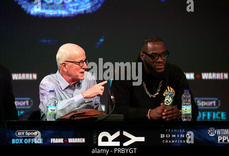 Deontay Wilder (droite) et promoteur Lou DiBella (à gauche) au cours d'une conférence de presse à Londres, Studio Sport BT. ASSOCIATION DE PRESSE Photo. Photo date : lundi 1 octobre 2018. Voir l'activité de boxe histoire de fureur. Crédit photo doit se lire : Steven Paston/PA Wire. Banque D'Images