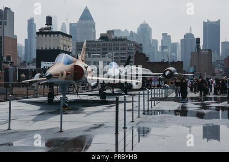 New York, USA - 1 juin 2018 : Avions et hélicoptères à l'extérieur sur le transporteur à l'Intrepid Sea et le Musée de l'air, un officier américain et l'histoire maritime Banque D'Images