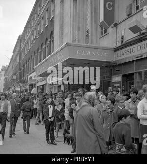 La foule qui s'amassait autour des portes de l'Apple, la boutique dans Baker Street, Londres, contrôlée par les Beatles, au cours de l'action. Banque D'Images