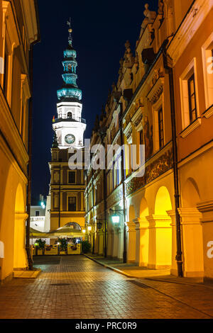 Grande Place du marché à Zamosc la nuit. Exemple d'une ville de la Renaissance en Europe centrale Banque D'Images