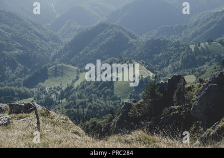 Routes sinueuses et de collines de Slovénie - chemin de randonnée à Ratitovec Banque D'Images