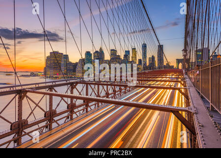 New York, New York, USA Le Lower Manhattan skyline après le coucher du soleil depuis le pont de Brooklyn. Banque D'Images