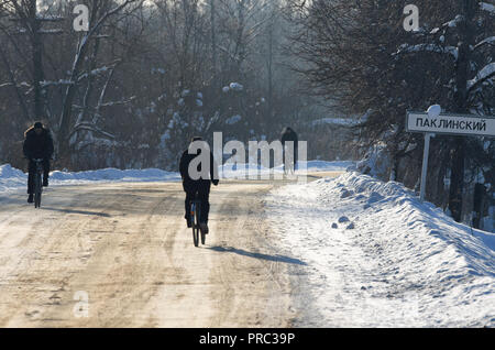 Ville de DNO, oblast de Pskov (Russie) - 22 février 2018 les habitants non identifiés : les hommes de la bicyclette sur le chemin d'hiver en hiver. L'inscription sur le Banque D'Images