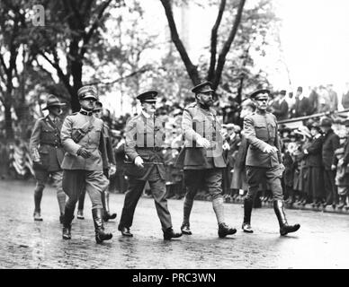 Memorial Day, 1918 - Alliés font honneur à nos morts. Le défilé de jour commémoratif qui a été honoré par la présence d'officiers alliés et des détachements de troupes qui ont marché en ligne avec anciens combattants américains de la guerre civile et les jeunes hommes qui forme la nouvelle armée. Riverside, N.Y. Photo montre des officiers alliés marcher en ligne, l'italien, l'anglais et en Belgique Banque D'Images