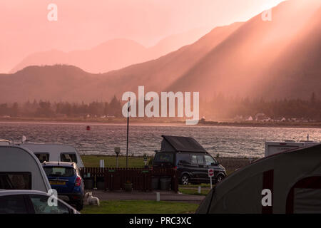 À la recherche sur le Loch Linnhe à Onich, au coucher du soleil, d'Ardgour, région des Highlands, en Écosse, Royaume-Uni Banque D'Images