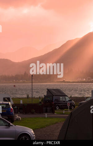 À la recherche sur le Loch Linnhe à Onich, au coucher du soleil, d'Ardgour, région des Highlands, en Écosse, Royaume-Uni Banque D'Images