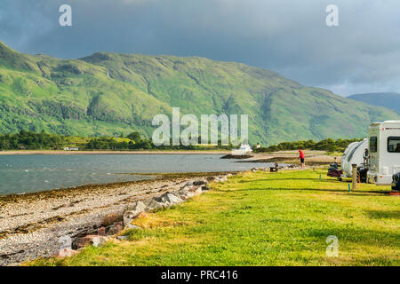 À la recherche sur le Loch Linnhe à Onich, d'Ardgour, montagnes, région des Highlands, en Écosse, Royaume-Uni Banque D'Images