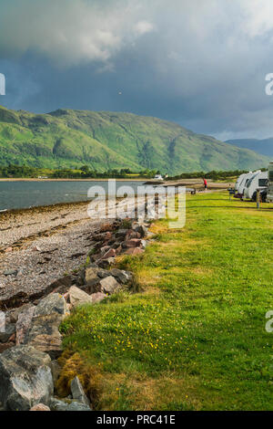 À la recherche sur le Loch Linnhe à Onich, d'Ardgour, montagnes, région des Highlands, en Écosse, Royaume-Uni Banque D'Images