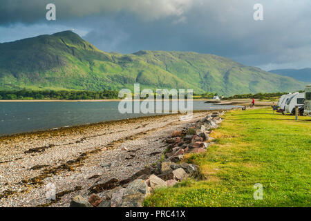 À la recherche sur le Loch Linnhe à Onich, d'Ardgour, montagnes, région des Highlands, en Écosse, Royaume-Uni Banque D'Images