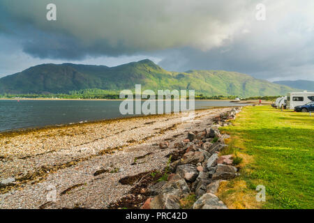 À la recherche sur le Loch Linnhe à Onich, d'Ardgour, montagnes, région des Highlands, en Écosse, Royaume-Uni Banque D'Images