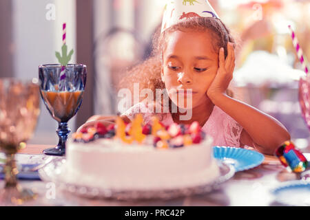 Fatigué girl L'ennui tout en étant at Birthday party Banque D'Images