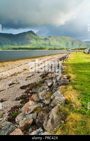 À la recherche sur le Loch Linnhe à Onich, d'Ardgour, montagnes, région des Highlands, en Écosse, Royaume-Uni Banque D'Images