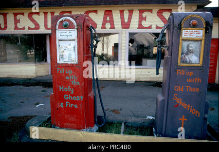 Les stations d'essence abandonnés durant la crise du carburant dans l'hiver de 1973-1974 étaient parfois utilisés à d'autres fins, cette station à Potlatch, Washington, à l'ouest de l'Olympia a été transformé en une salle de réunion religieuse, signes peints sur les pompes à essence proclamer 'Remplir avec le Saint-Esprit... Et le salut' Banque D'Images