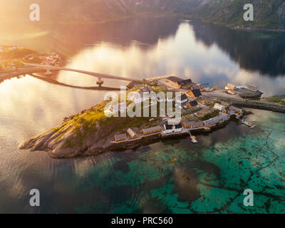 Vue aérienne du village de Reine dans les Lofoten, Norvège Banque D'Images