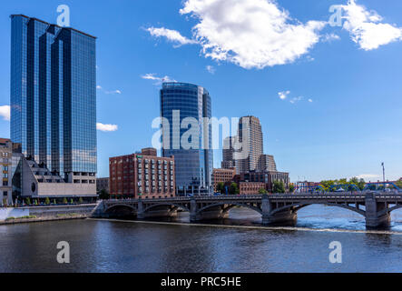 Pearl Street Bridge au-dessus de la rivière Grand à l'horizon de Grand Rapids, Michigan, à l'arrière-plan. Banque D'Images