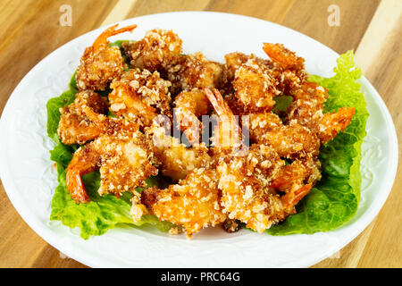 Les feuilles de salade avec crevettes pâte Banque D'Images