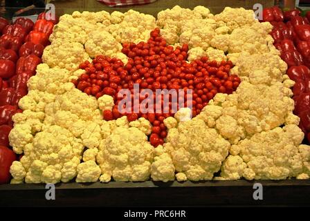 Drapeau canadien composé de fruits et légumes frais, concept économique pour les fruits et légumes frais, Canada Banque D'Images