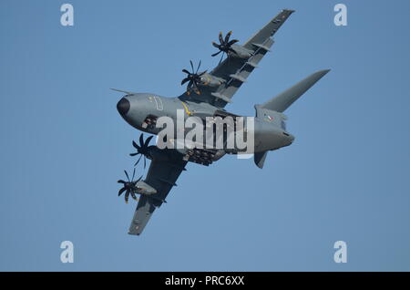 L'Airbus A400M cargo de l'armée de l'air française pendant un spectacle au spectacle aérien de Francazal près de Toulouse. Banque D'Images