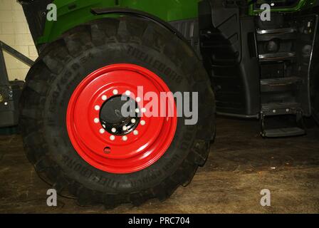 Une grosse roue de tracteur noire et rouge, pneu Banque D'Images