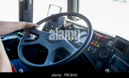 Image Gros plan homme de mains sur le volant pendant la conduite d'autobus public Banque D'Images