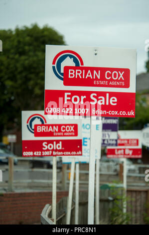 En vue de la vente et de laisser les panneaux pour Estate agent Brian Cox dans Harrow Londres Banque D'Images