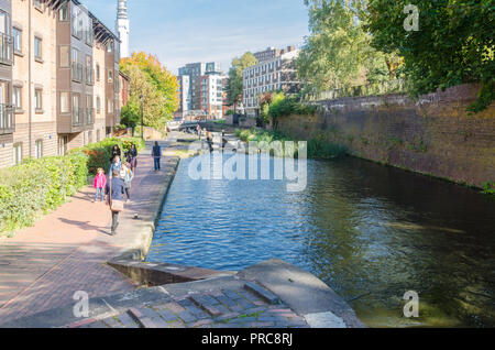 Les gens qui marchent le long du quai de halage du canal à Cambrian, Birmingham en automne Sunshine Banque D'Images