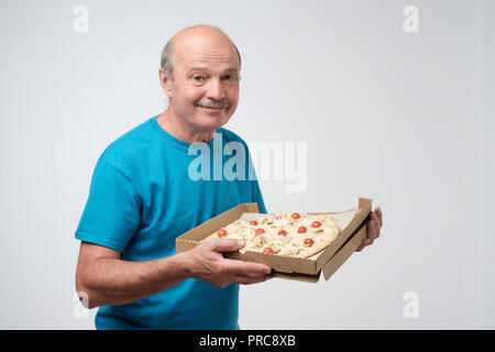 Qui sait et il n'était pas moi. Pygargue à tête perplexe caucasian man n'est pas certain que, dans son témoignage. Studio shot Banque D'Images